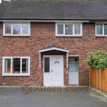 Spacious 4 Bed House In Centre, Ideal For Long Term With Free Parking Holiday home *