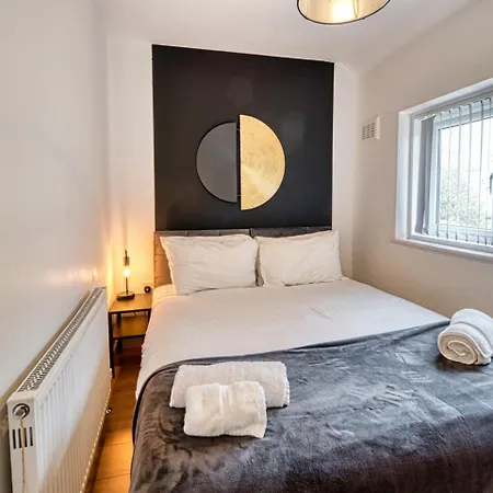 Spacious 4 Bed House In Centre, Ideal For Long Term With Free Parking * Birmingham