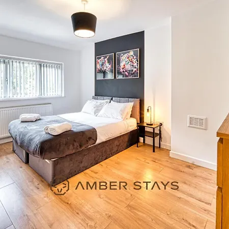Spacious 4 Bed House In Centre, Ideal For Long Term With Free Parking Holiday home *